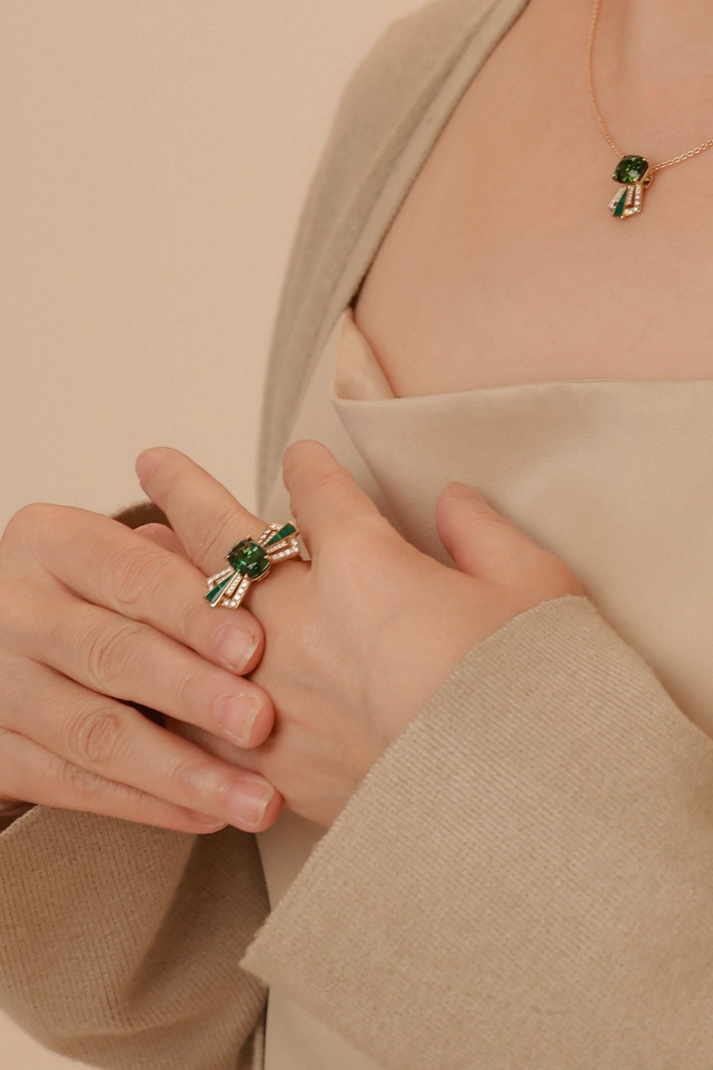 Art deco green tourmaline ring in 18k yellow gold with malachite and diamond