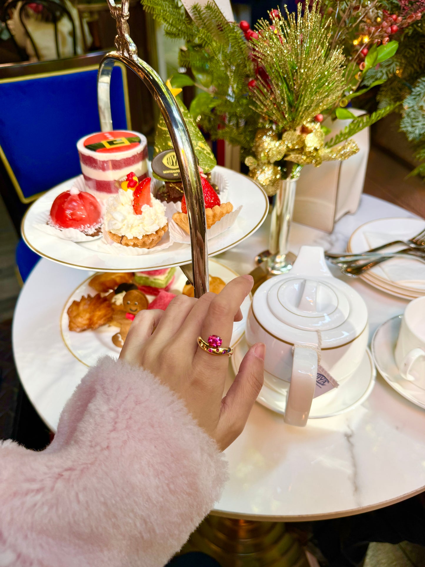 Oval rubellite curve band ring in 18k yellow gold