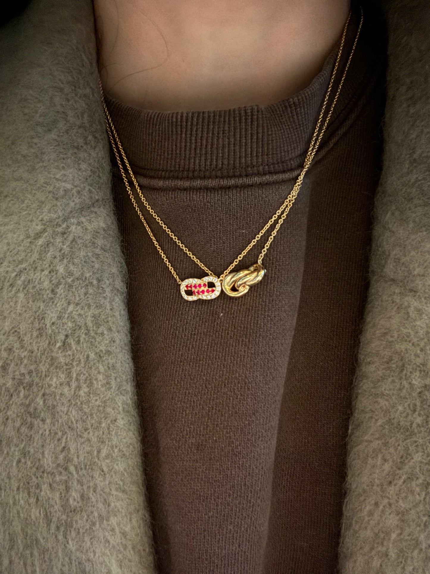 Ingot gold knot necklacein 18k yellow gold with ruby and diamond