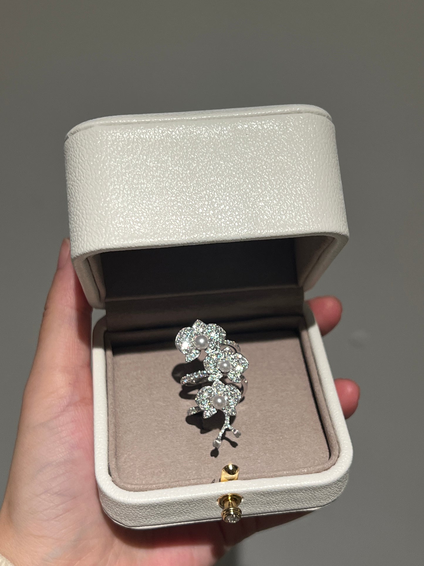 Butterfly orchid ring in 18k white gold with diamond and pearl