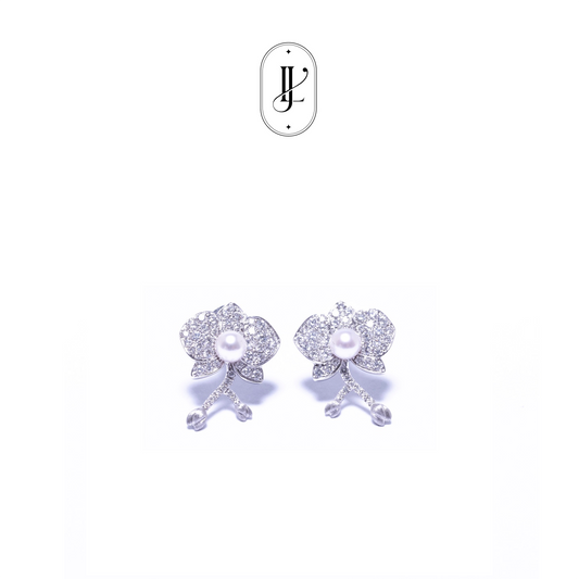 Butterfly orchid earring in 18k white gold with diamond and pearl