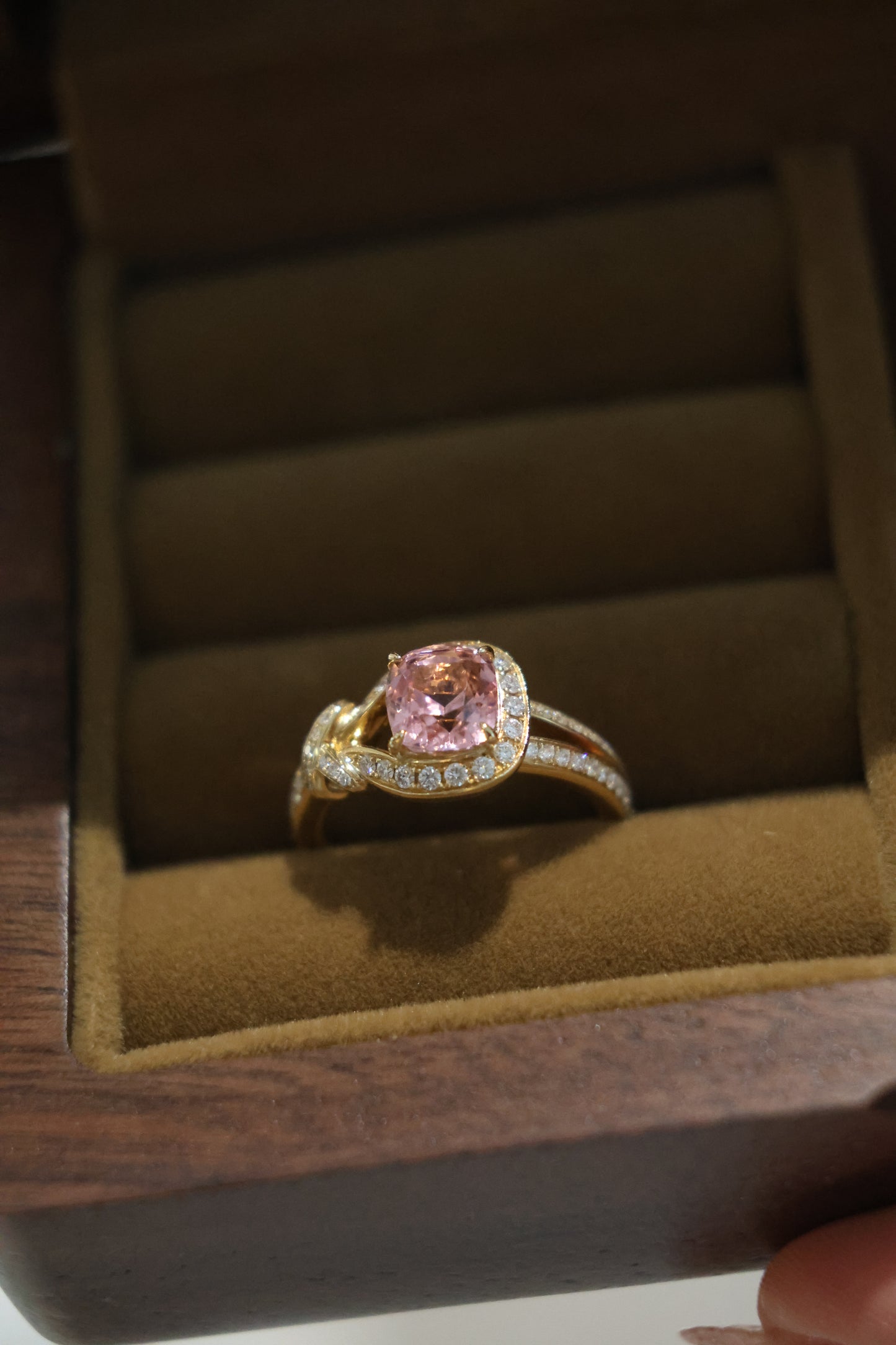 Double connection knot ring in 18k yellow gold with tourmaline and diamond