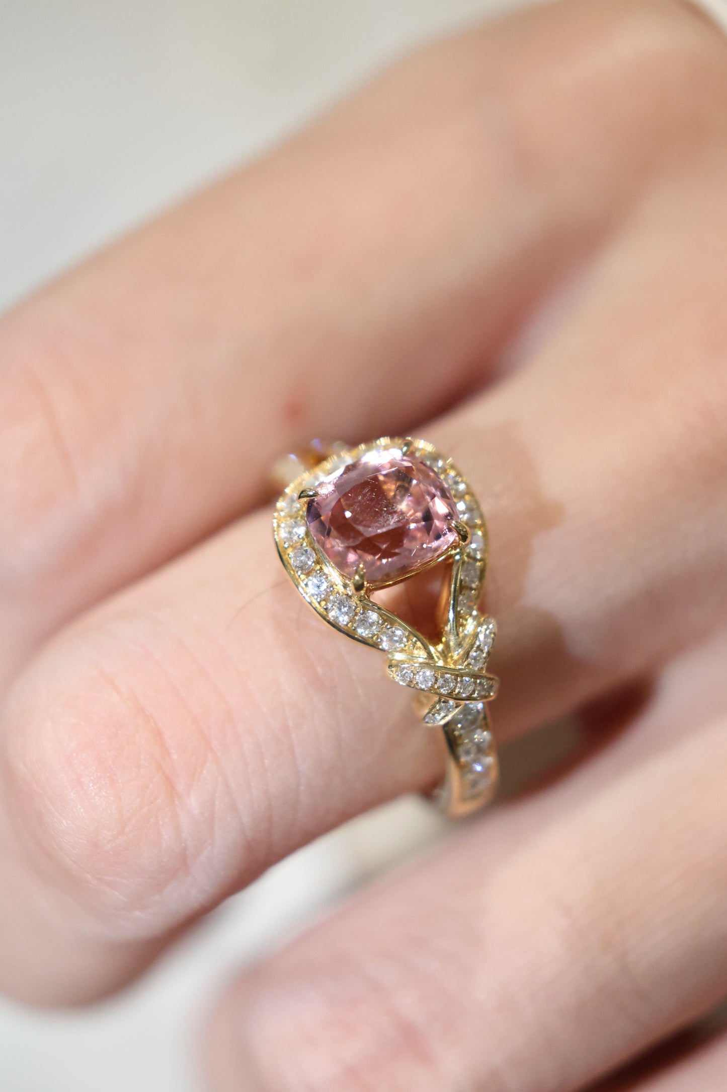 Double connection knot ring in 18k yellow gold with tourmaline and diamond