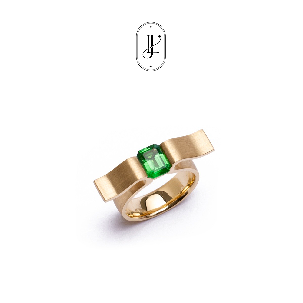 Tsavorite ribbon ring in 18k yellow gold