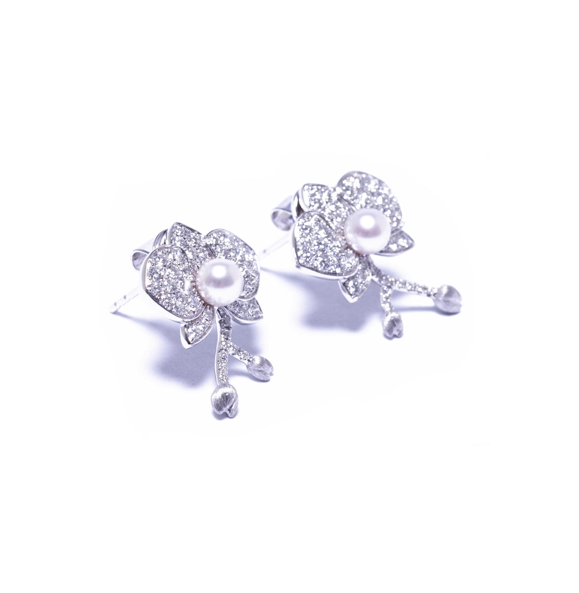 Butterfly orchid earring in 18k white gold with diamond and pearl