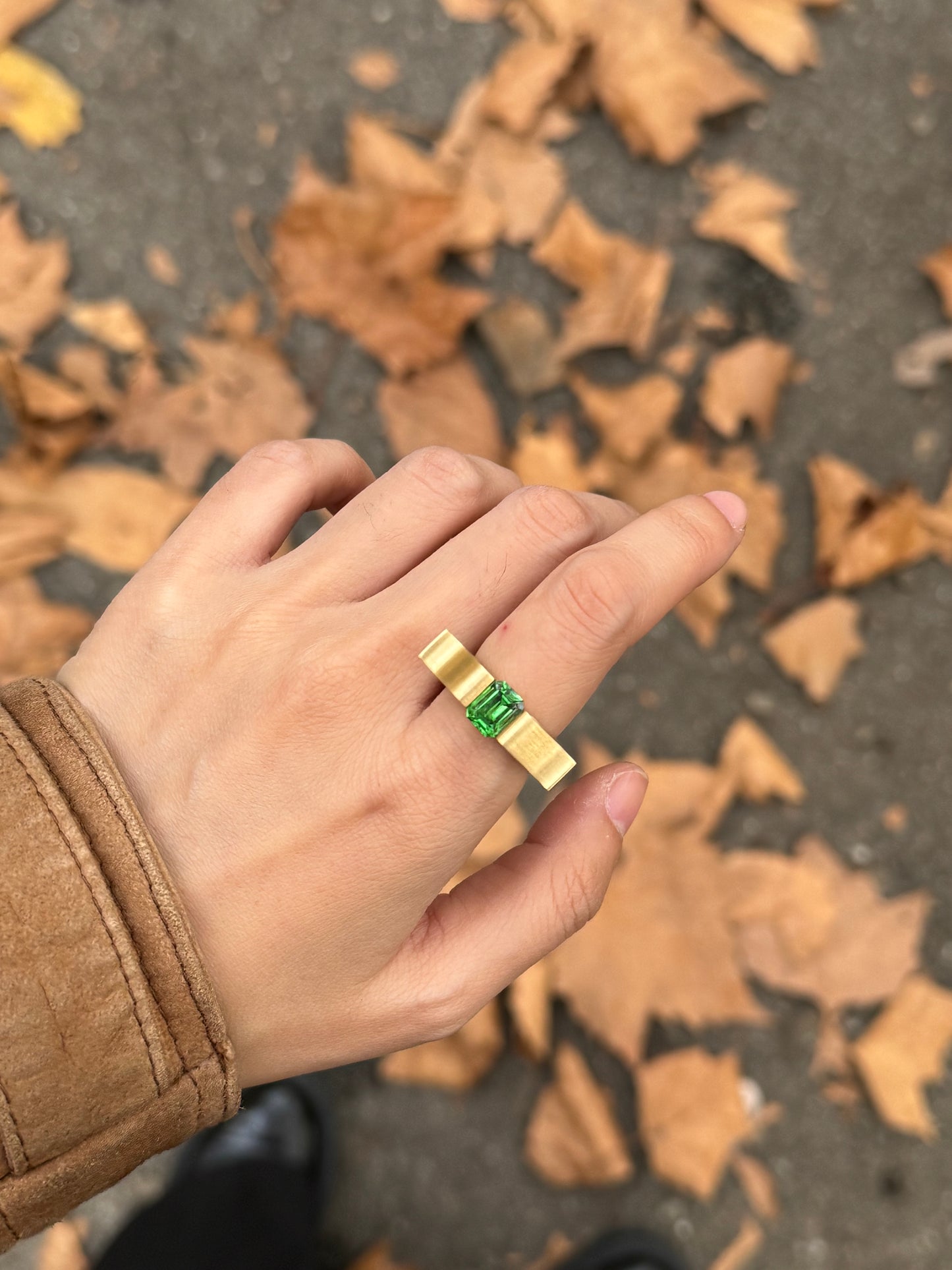 Tsavorite ribbon ring in 18k yellow gold