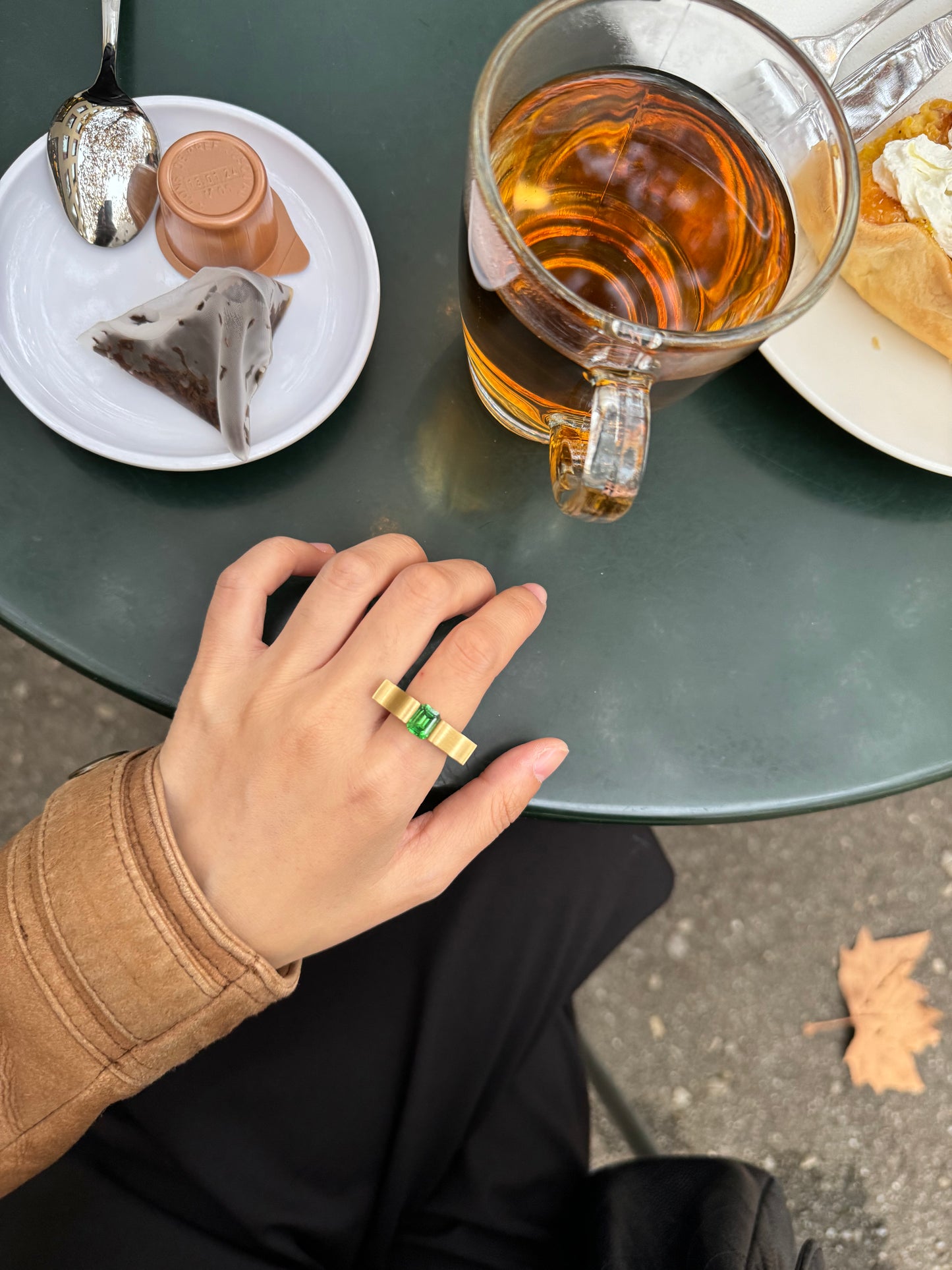 Tsavorite ribbon ring in 18k yellow gold