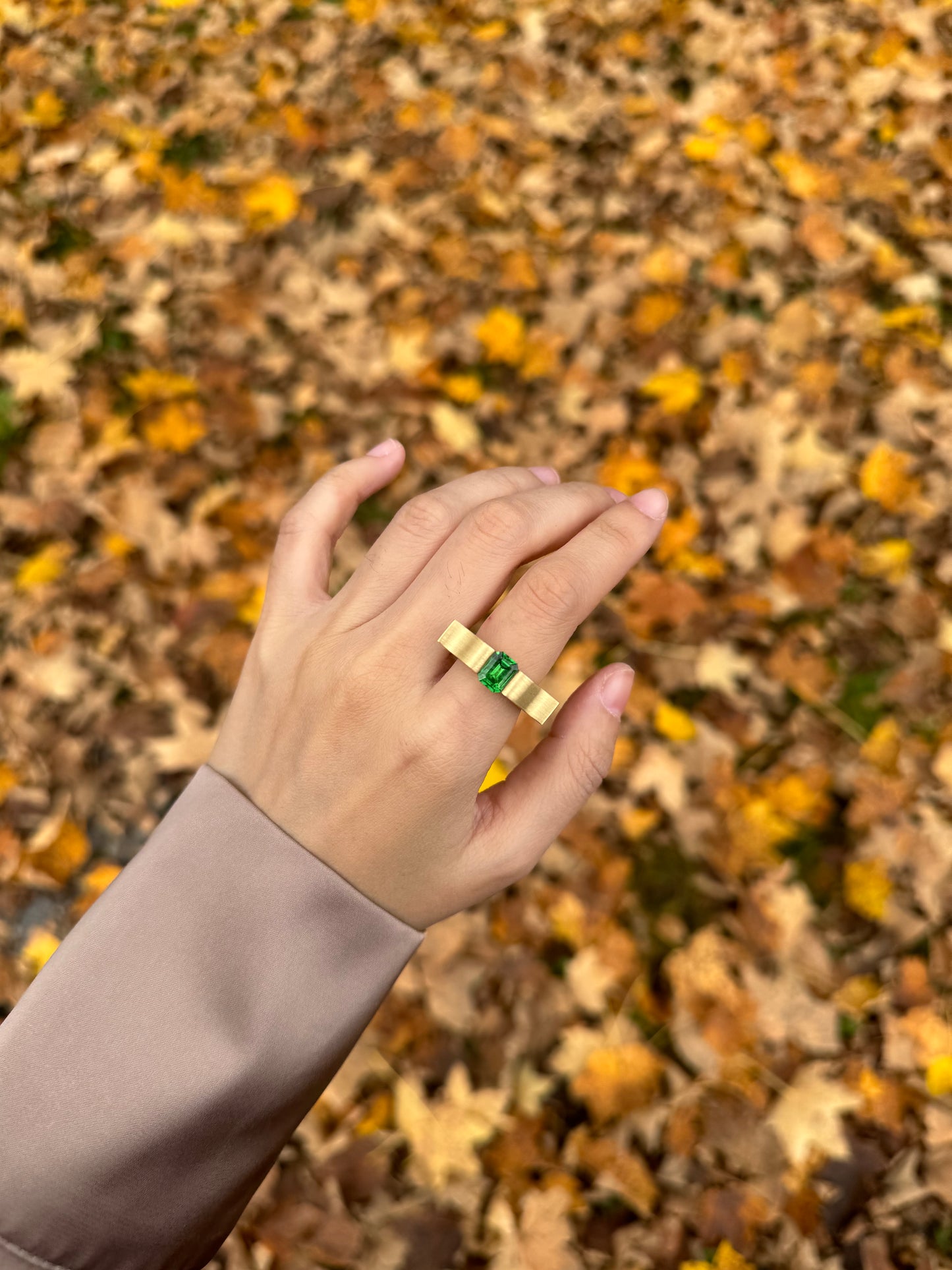 Tsavorite ribbon ring in 18k yellow gold