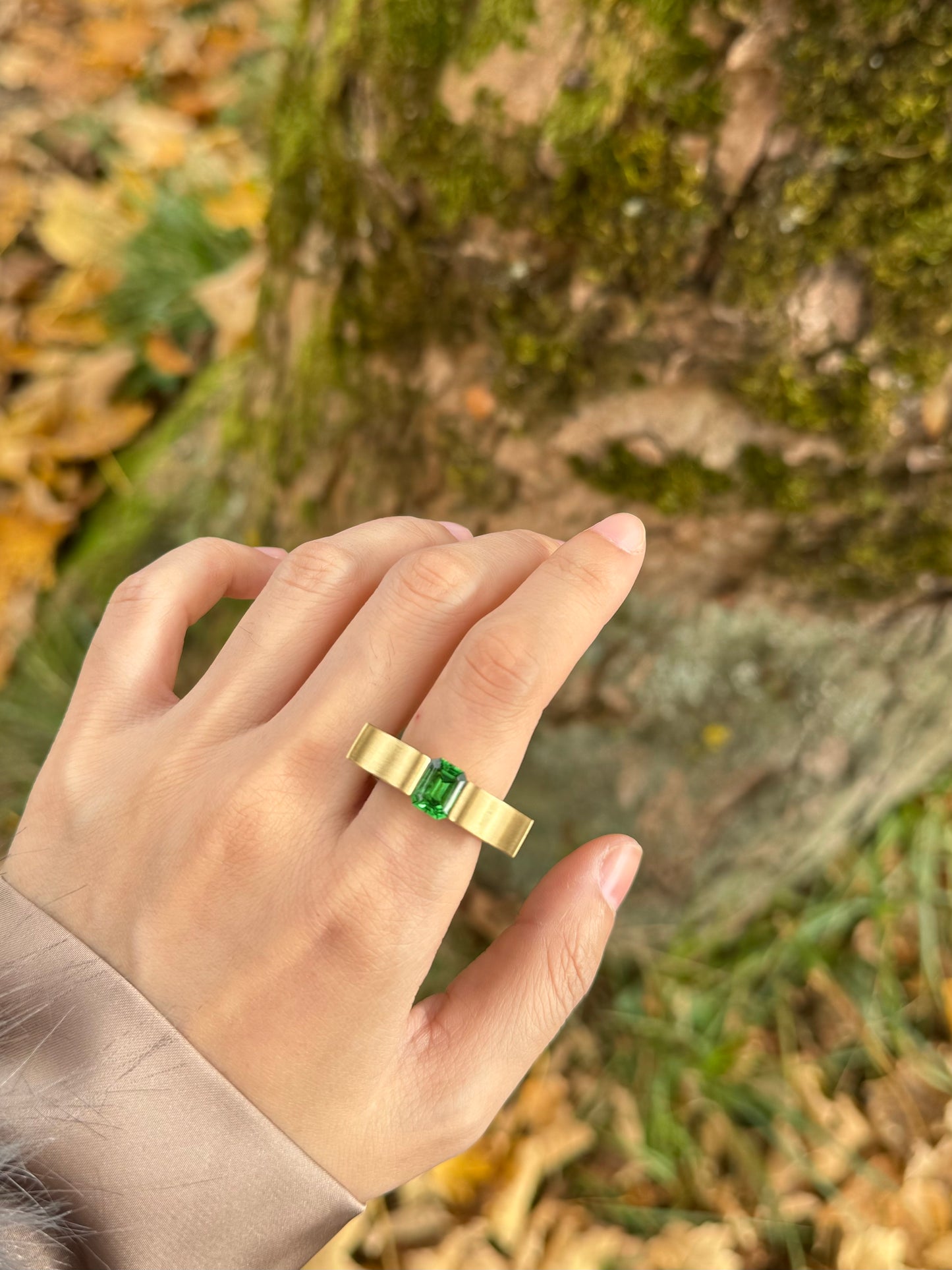 Tsavorite ribbon ring in 18k yellow gold