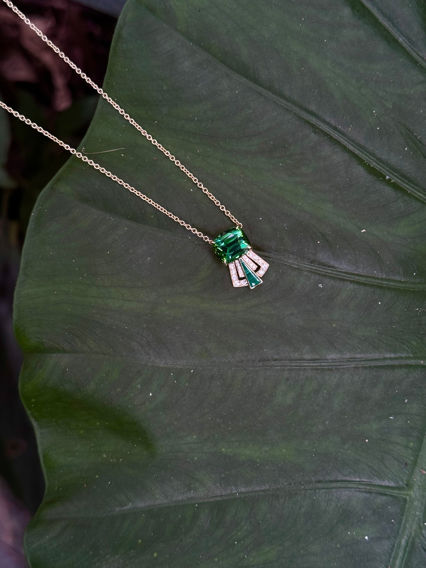 Art deco green tourmaline necklace in 18k yellow gold with malachite and diamond