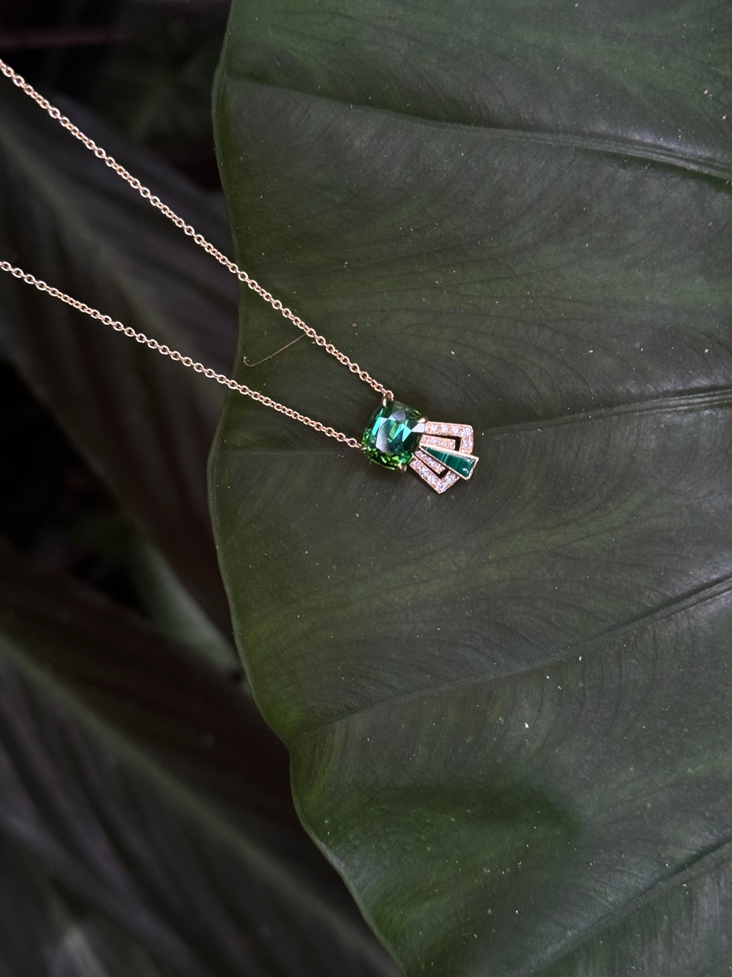 Art deco green tourmaline necklace in 18k yellow gold with malachite and diamond