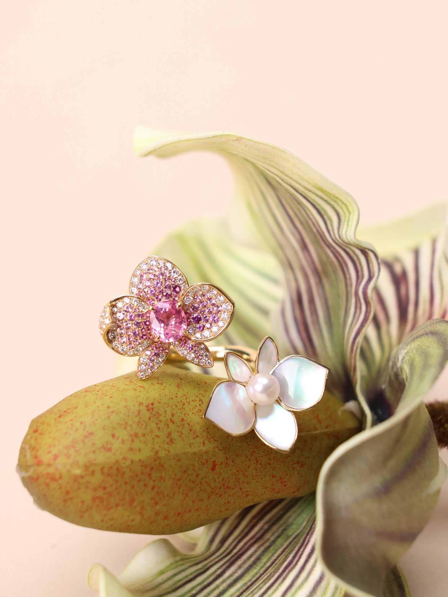 Butterfly orchid ring in 18k yellow gold with spinel and akoya